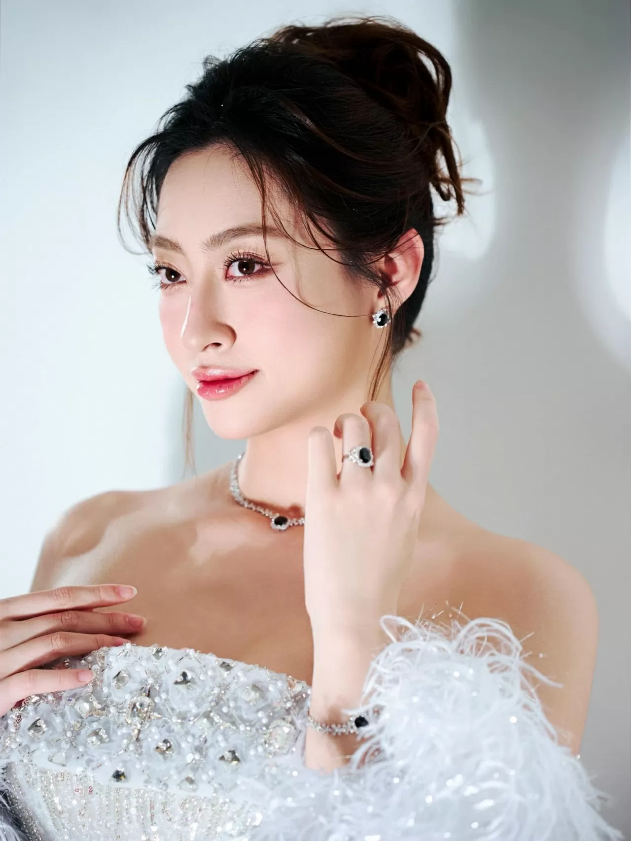 Nhan sắc thăng hạng của Hoa hậu Lương Thùy Linh