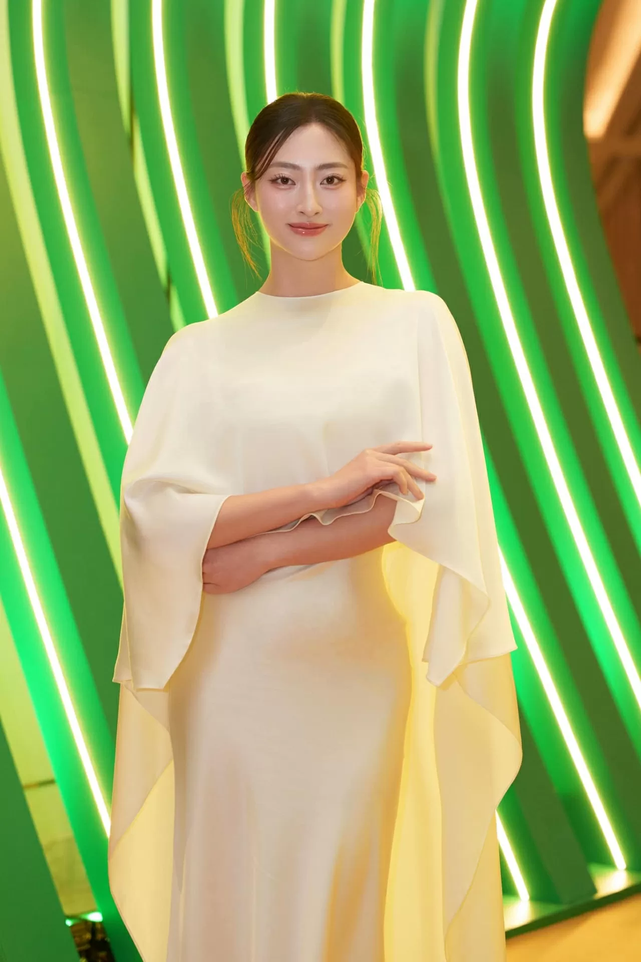 Nhan sắc thăng hạng của Hoa hậu Lương Thùy Linh