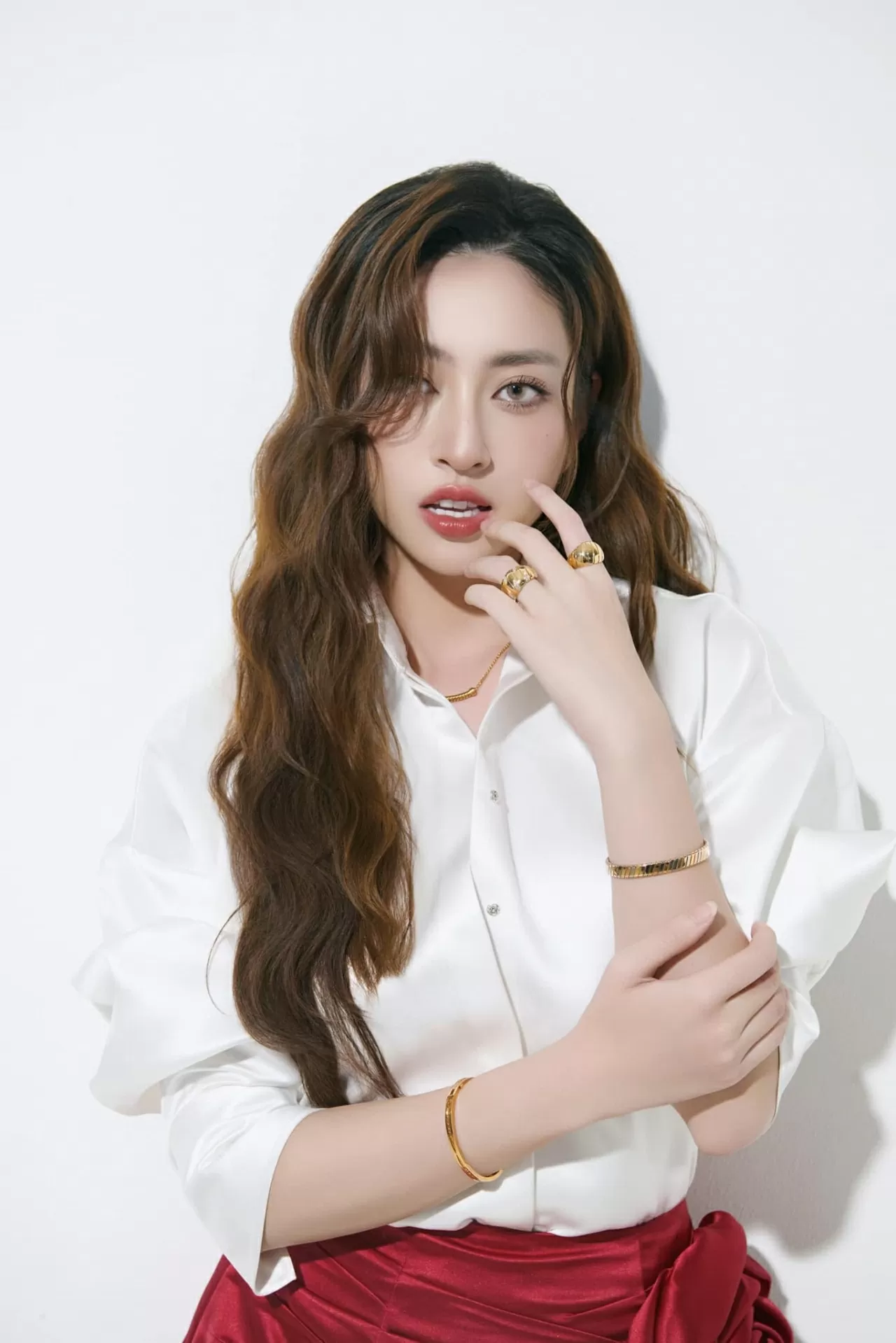 Nhan sắc thăng hạng của Hoa hậu Lương Thùy Linh