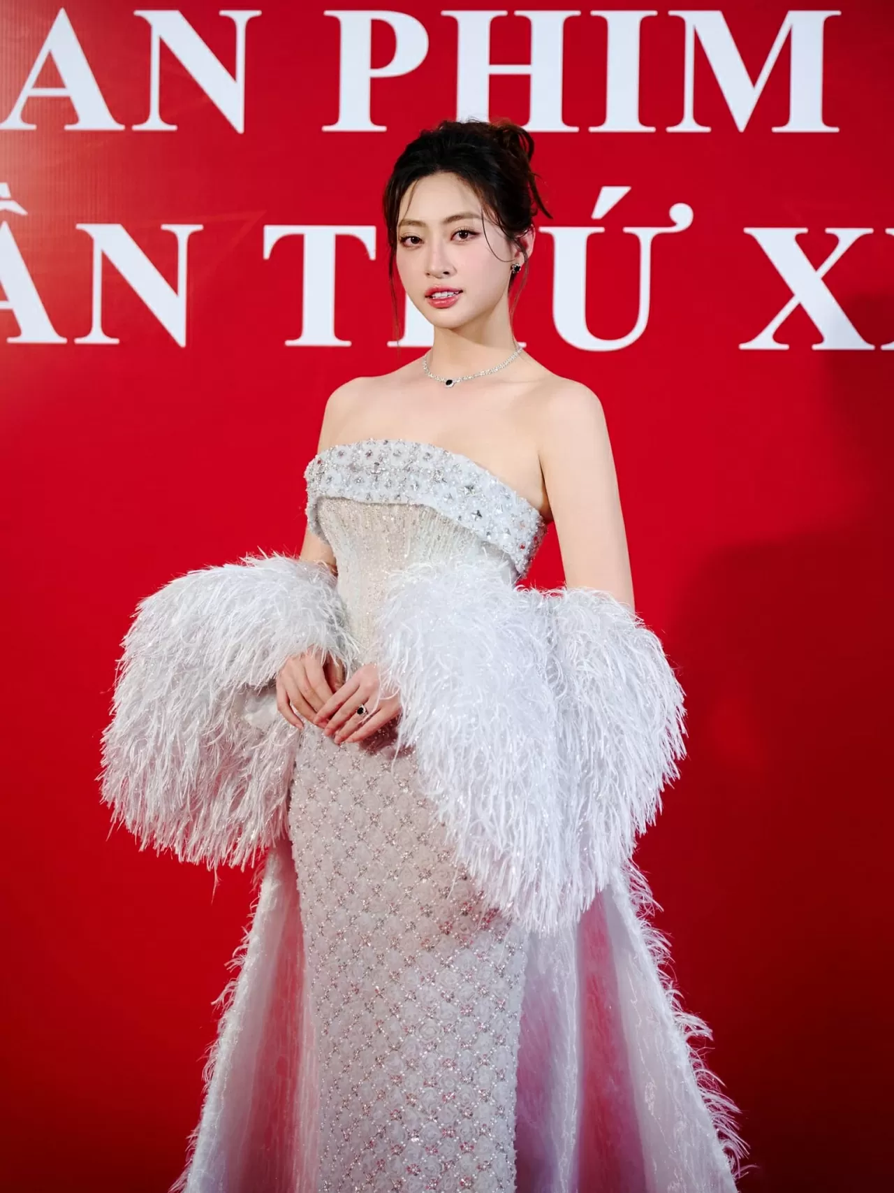 Nhan sắc thăng hạng của Hoa hậu Lương Thùy Linh