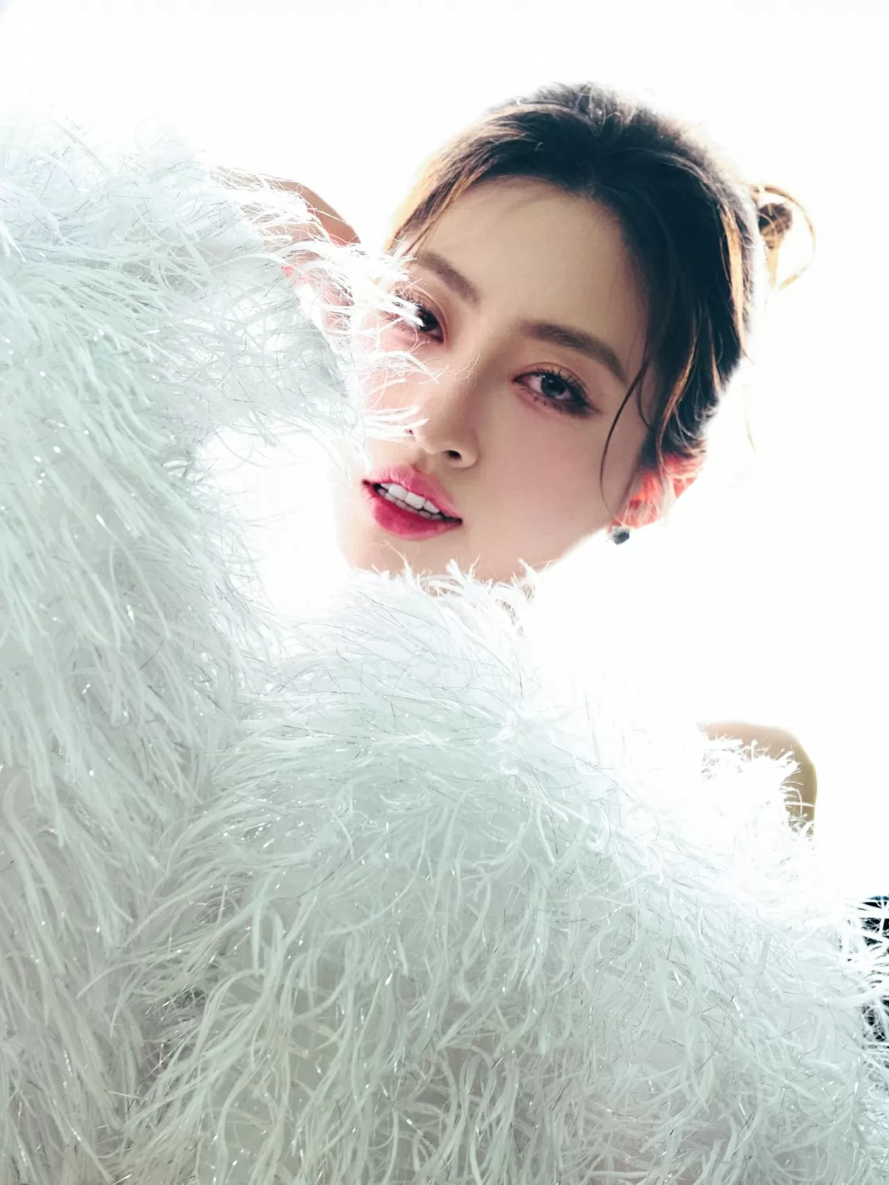 Nhan sắc thăng hạng của Hoa hậu Lương Thùy Linh