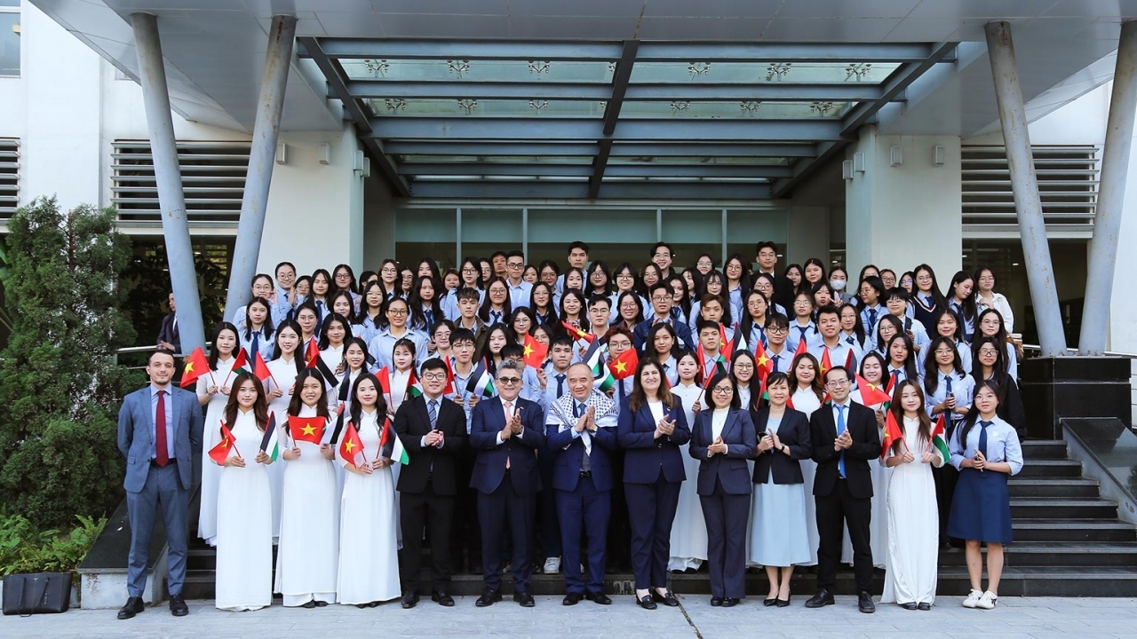 Bộ trưởng Bộ Ngoại giao và Kiều dân Palestine thăm và giao lưu với sinh viên Học viện Ngoại giao