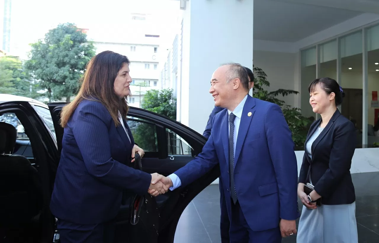 Phó Giám đốc Học viện Nguyễn Mạnh Đông vui mừng chào đón Bộ trưởng đến thăm trường. (Ảnh: Thành Long)