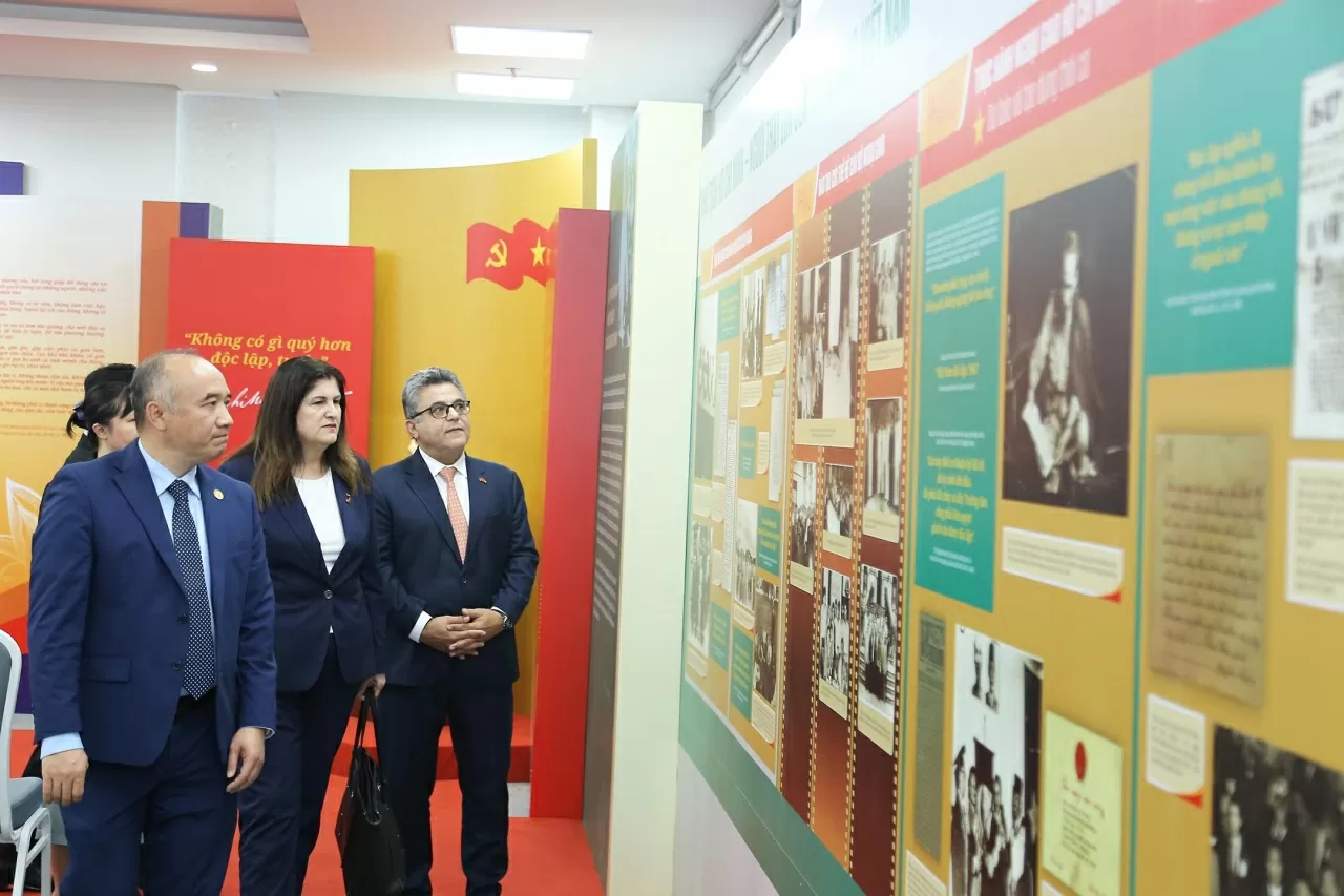 Bộ trưởng Ngoại giao và Kiều dân Palestine Varsen Aghabekian thăm Triển lãm Bộ trưởng Bộ Ngoại giao và Kiều dân Palestine thăm và giao lưu với sinh viên Học viện Ngoại giao