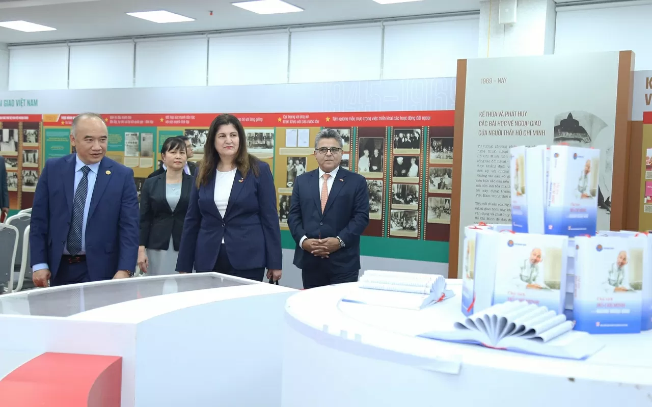 Bộ trưởng Ngoại giao và Kiều dân Palestine Varsen Aghabekian thăm Triển lãm Bộ trưởng Bộ Ngoại giao và Kiều dân Palestine thăm và giao lưu với sinh viên Học viện Ngoại giao