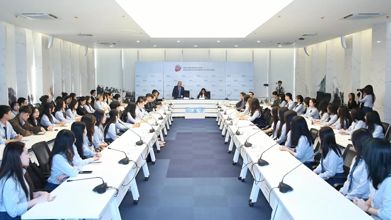 Toàn cảnh buổi trao đổi giữa Bộ trưởng Bộ Ngoại giao và Kiều dân Palestine Varsen Aghabekian với sinh viên Học viện Ngoại giao. (Ảnh: Thành Long)