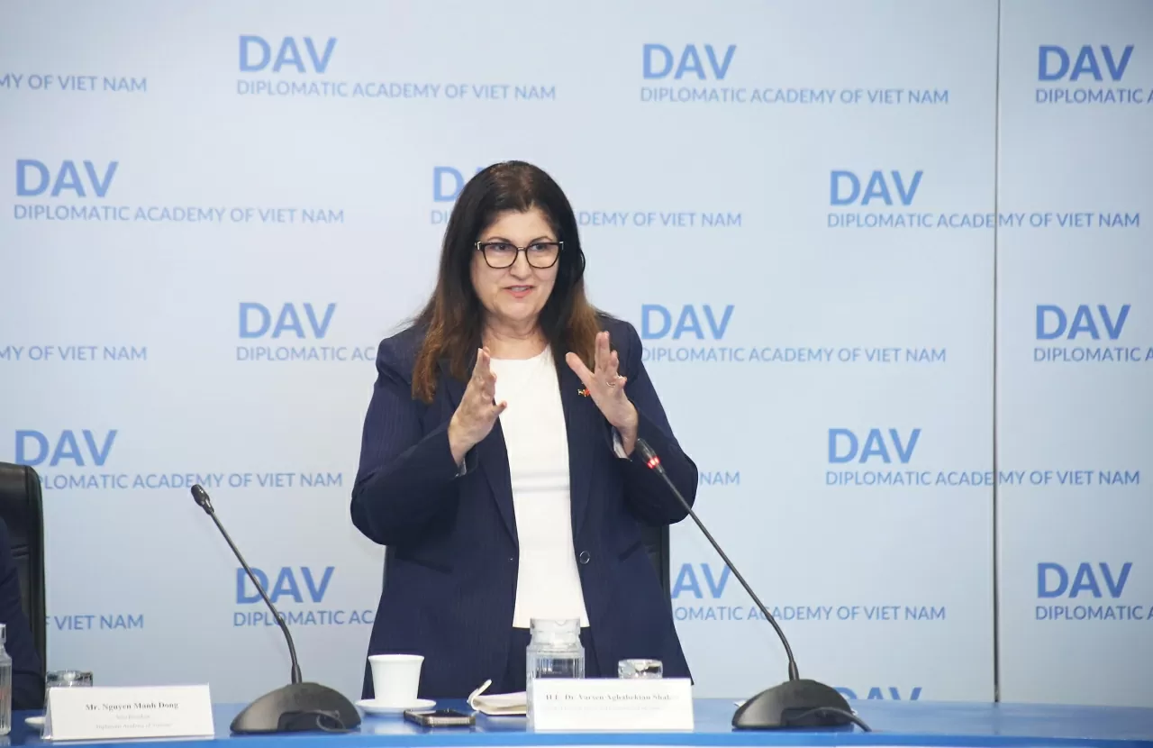 Bộ trưởng Varsen Aghabekian chia sẻ với sinh viên Học viện Ngoại giao. (Ảnh: Thành Long) Bộ trưởng Varsen Aghabekian chia sẻ với sinh viên Học viện Ngoại giao. (Ảnh: Thành Long)