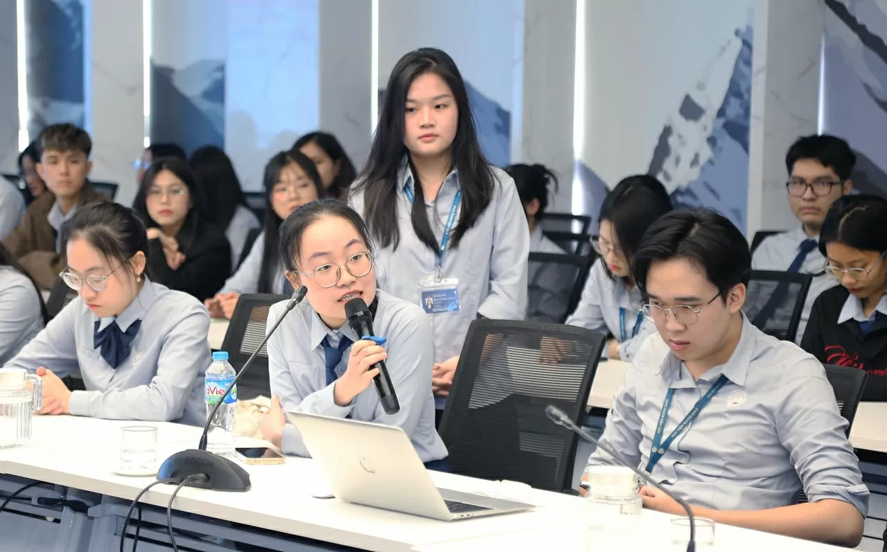 Các sinh viên Học viện Ngoại giao đặt những câu hỏi trao đổi với Bộ trưởng. (Ảnh: Thành Long)