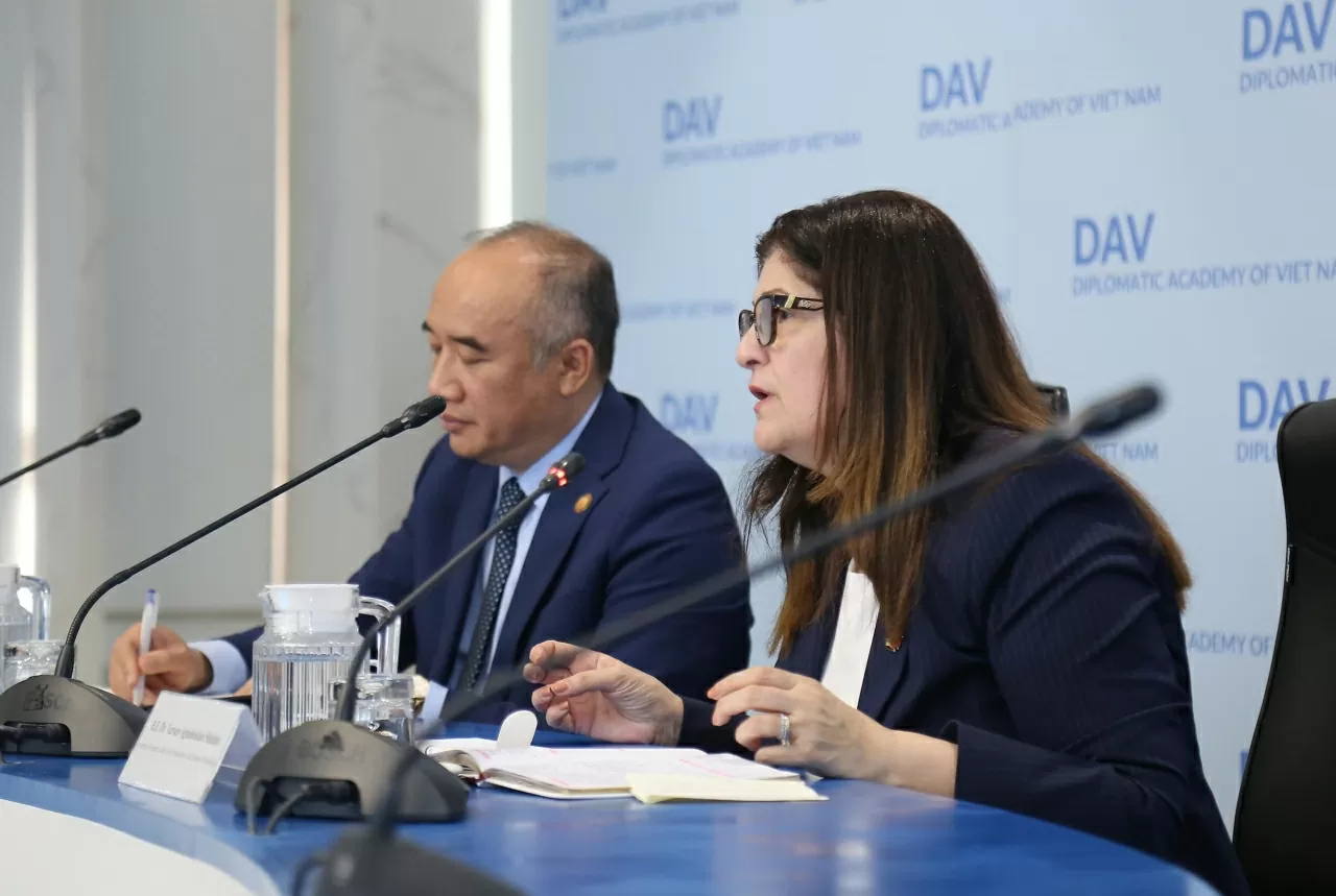 Bộ trưởng Varsen Aghabekian giải đáp những câu hỏi của các bạn sinh viên. (Ảnh: Thành Long) Bộ trưởng Varsen Aghabekian giải đáp những câu hỏi của các bạn sinh viên. (Ảnh: Thành Long)