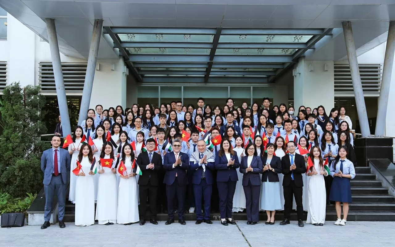 Bộ trưởng Varsen Aghabekian và các đại biểu chụp ảnh chung cùng sinh viên Học viện Ngoại giao. (Ảnh: Thành Long) Bộ trưởng Varsen Aghabekian và các đại biểu chụp ảnh chung cùng sinh viên Học viện Ngoại giao. (Ảnh: Thành Long)