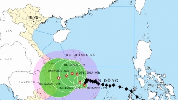 Bão số 15 giảm cường độ, chủ yếu di chuyển theo hướng Tây, diễn biến khá phức tạp