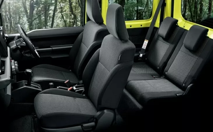 Suzuki Jimny 3 cửa 2026 có không gian nội thất rộng rãi và tiện nghi.