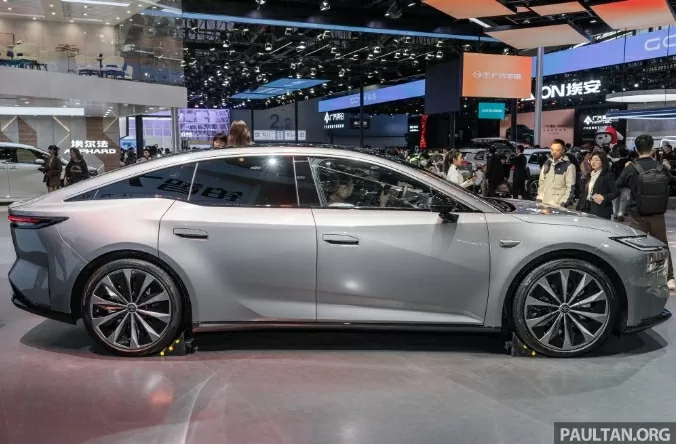 Bản sedan điện cỡ lớn Toyota bZ7 tiếp tục gây chú ý nhờ phong cách thiết kế hiện đại.