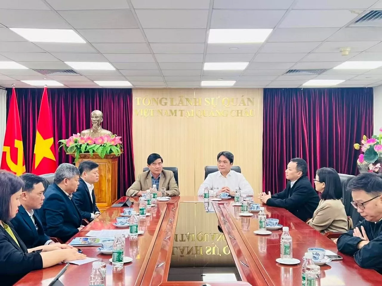 Tổng Lãnh sự Nguyễn Việt Dũng tiếp và làm việc với đoàn UBND tỉnh Đắk Lắk. Tổng Lãnh sự Nguyễn Việt Dũng tiếp và làm việc với đoàn UBND tỉnh Đắk Lắk.