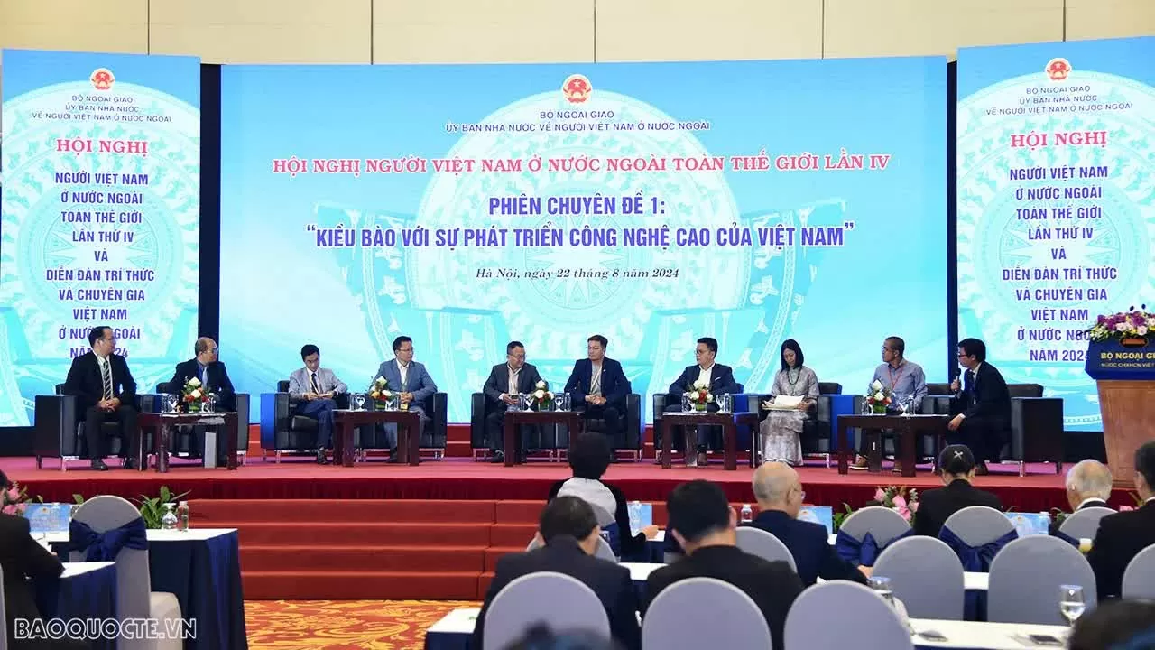 Các đại biểu kiều bào tham gia thảo luận vè sự phát triển ngành công nghiệp bán dẫn và trí tuệ nhân tạo của Việt Nam. (Ảnh: Anh Sơn)