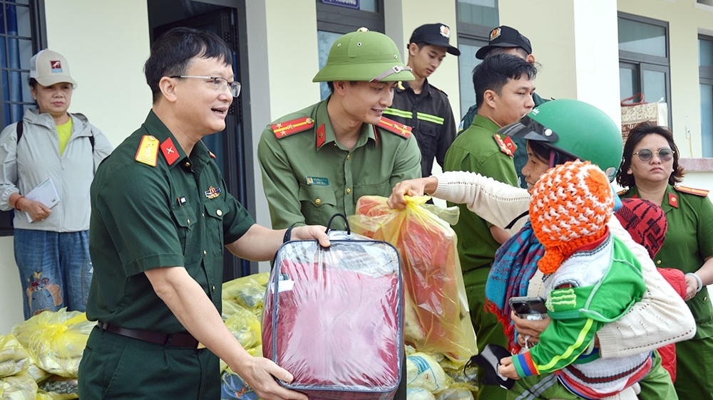 Bộ Chỉ huy Quân sự tỉnh Bắc Ninh thăm, tặng quà hỗ trợ nhân dân tỉnh Gia Lai bị ảnh hưởng bão lũ