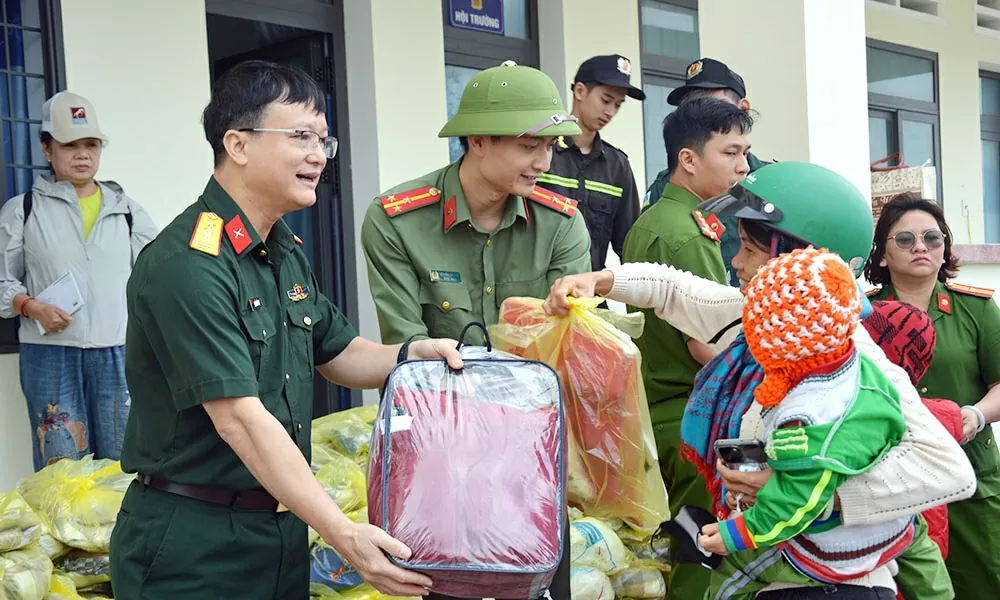 Bộ Chỉ huy Quân sự tỉnh Bắc Ninh thăm, tặng quà hỗ trợ nhân dân tỉnh Gia Lai bị ảnh hưởng bão lũ