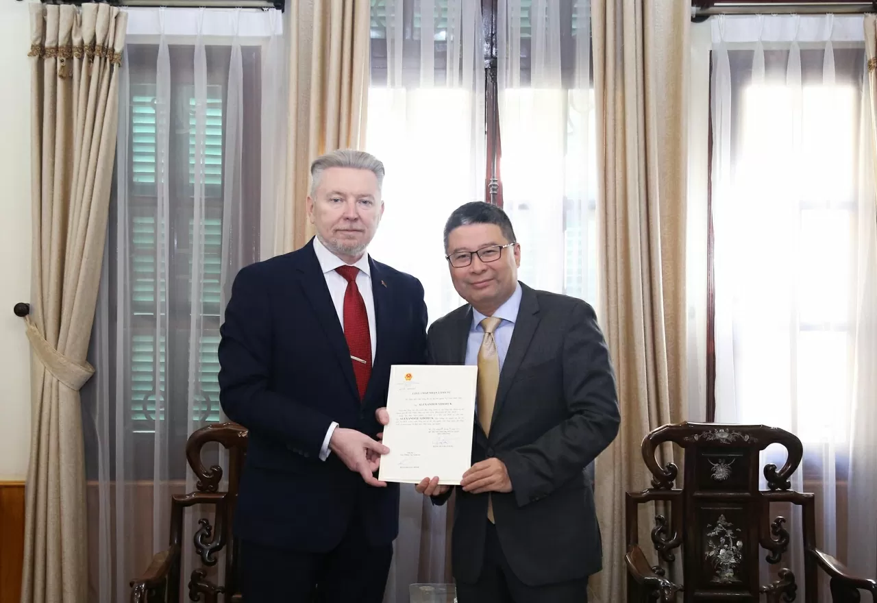 Cục trưởng Doãn Hoàng Minh trao Giấy Chấp nhận lãnh sự cho ông Alexander Sidoruk, Tổng Lãnh sự Belarus tại Thành phố Hồ Chí Minh. (Ảnh: Thành Long) Cục trưởng Doãn Hoàng Minh trao Giấy Chấp nhận lãnh sự cho ông Alexander Sidoruk, Tổng Lãnh sự Belarus tại Thành phố Hồ Chí Minh. (Ảnh: Thành Long)