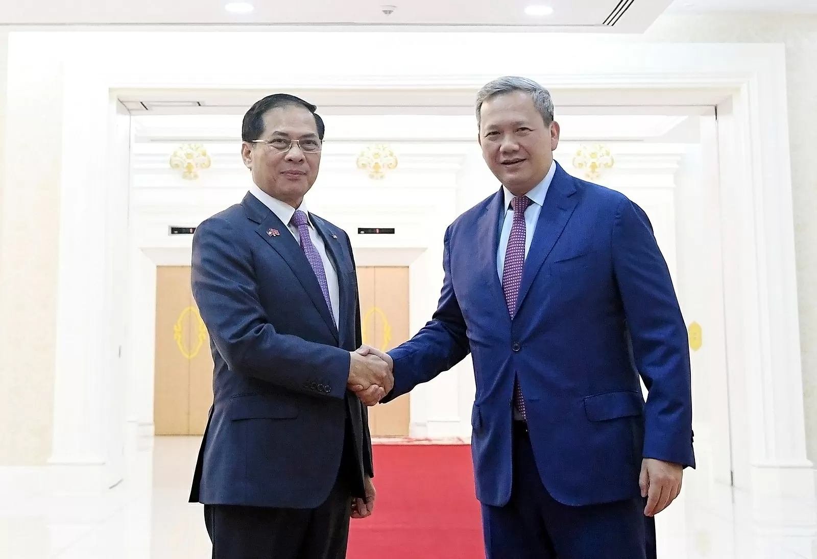 Phó Thủ tướng Bùi Thanh Sơn chào xã giao Thủ tướng Campuchia Hun Manet - Ảnh: VGP/Hải Minh