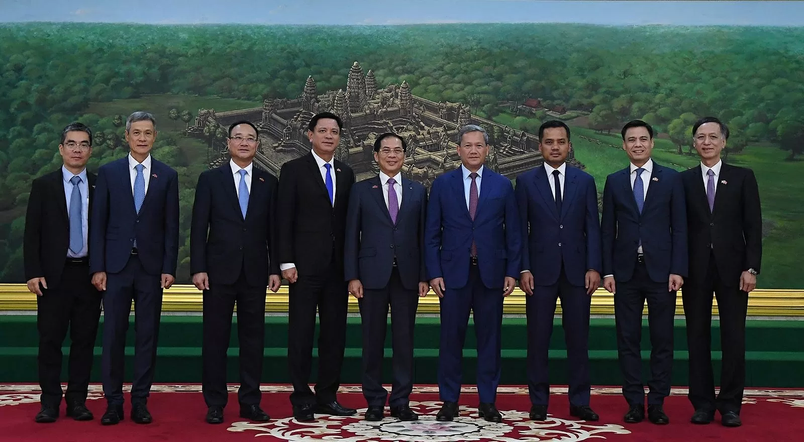 Thủ tướng Hun Manet và Phó Thủ tướng Bùi Thanh Sơn chụp ảnh chung cùng các thành viên - Ảnh: VGP/Hải Minh