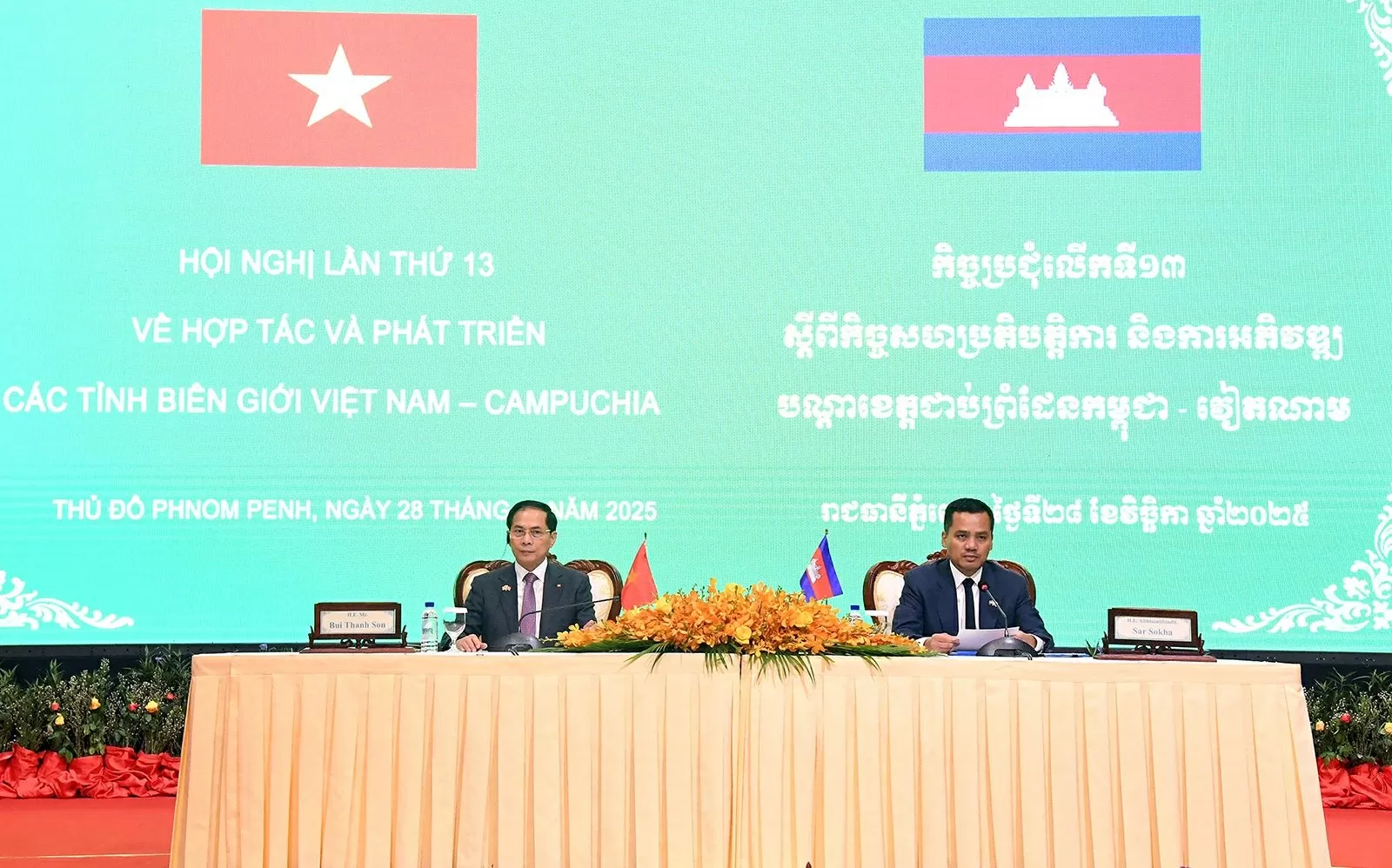 Phó Thủ tướng Bùi Thanh Sơn và Phó Thủ tướng, Bộ trưởng Bộ Nội vụ Campuchia Sar Sokha bày tỏ vui mừng về sự phát triển mạnh mẽ của quan hệ Việt Nam-Campuchia thời gian qua - Ảnh: VGP/Hải Minh