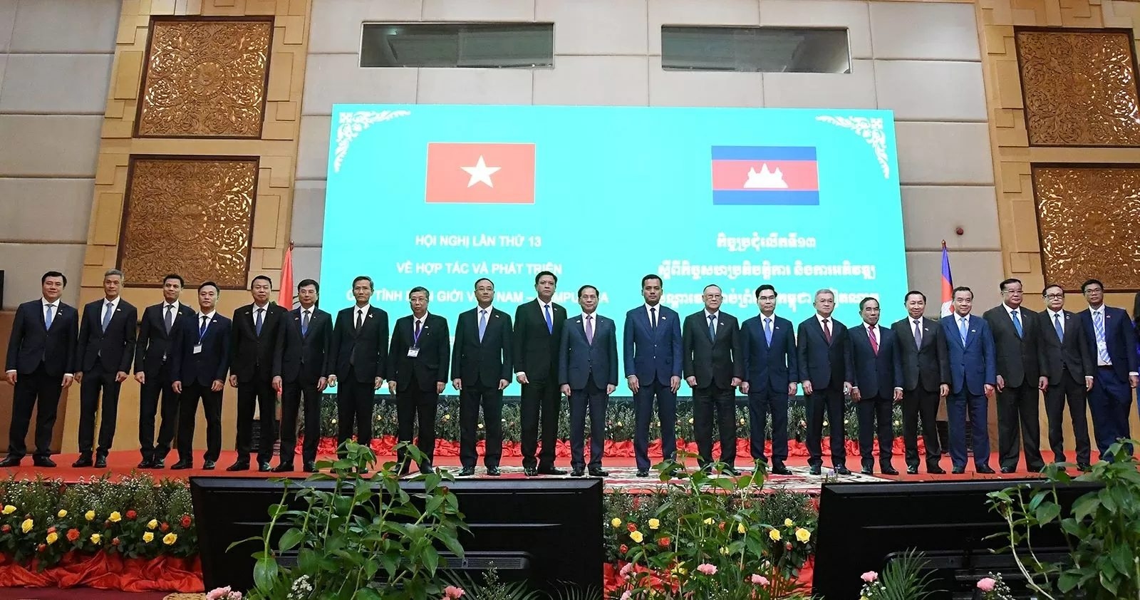 Các đại biểu hai nước chụp ảnh chung - Ảnh: VGP/Hải Minh Các đại biểu hai nước chụp ảnh chung - Ảnh: VGP/Hải Minh