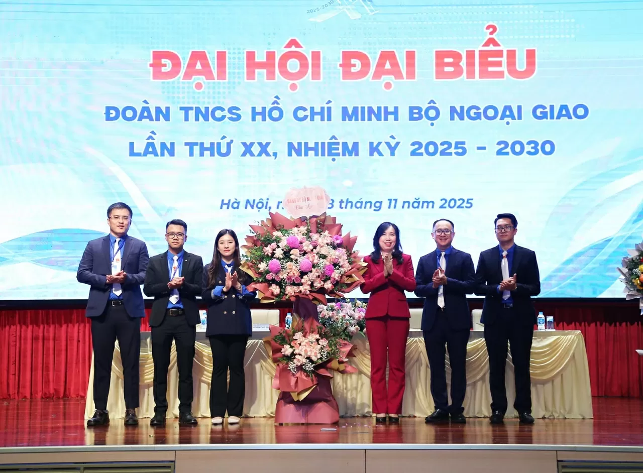 Thứ trưởng Lê Thị Thu Hằng tặng lẵng hoa chúc mừng Ban Chấp hành Đoàn TNCS Hồ Chí Minh Bộ Ngoại giao khóa XX, nhiệm kỳ 2025-2030. (Ảnh: Thành Long)