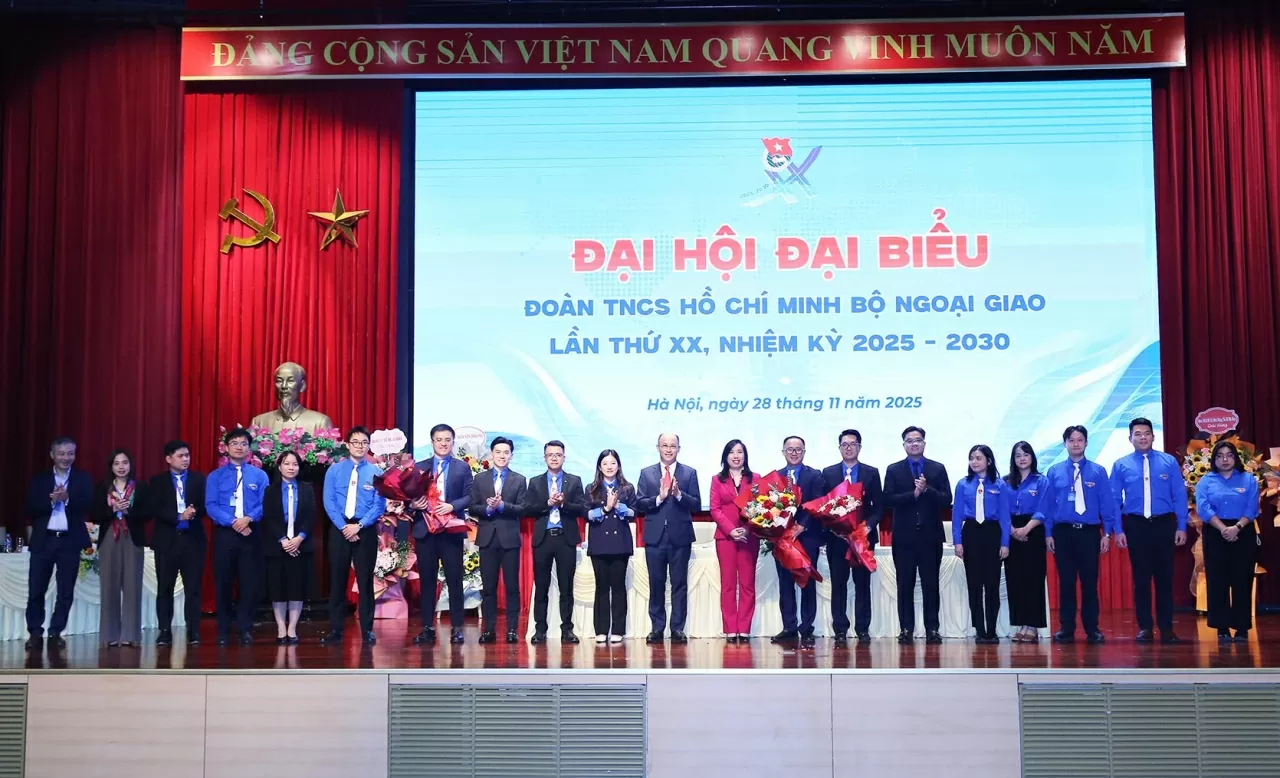 Thứ trưởng Lê Thị Thu Hằng chúc mừng Ban Chấp hành Đoàn TNCS Hồ Chí Minh Bộ Ngoại giao khóa XX, nhiệm kỳ 2025-2030. (Ảnh: Thành Long)