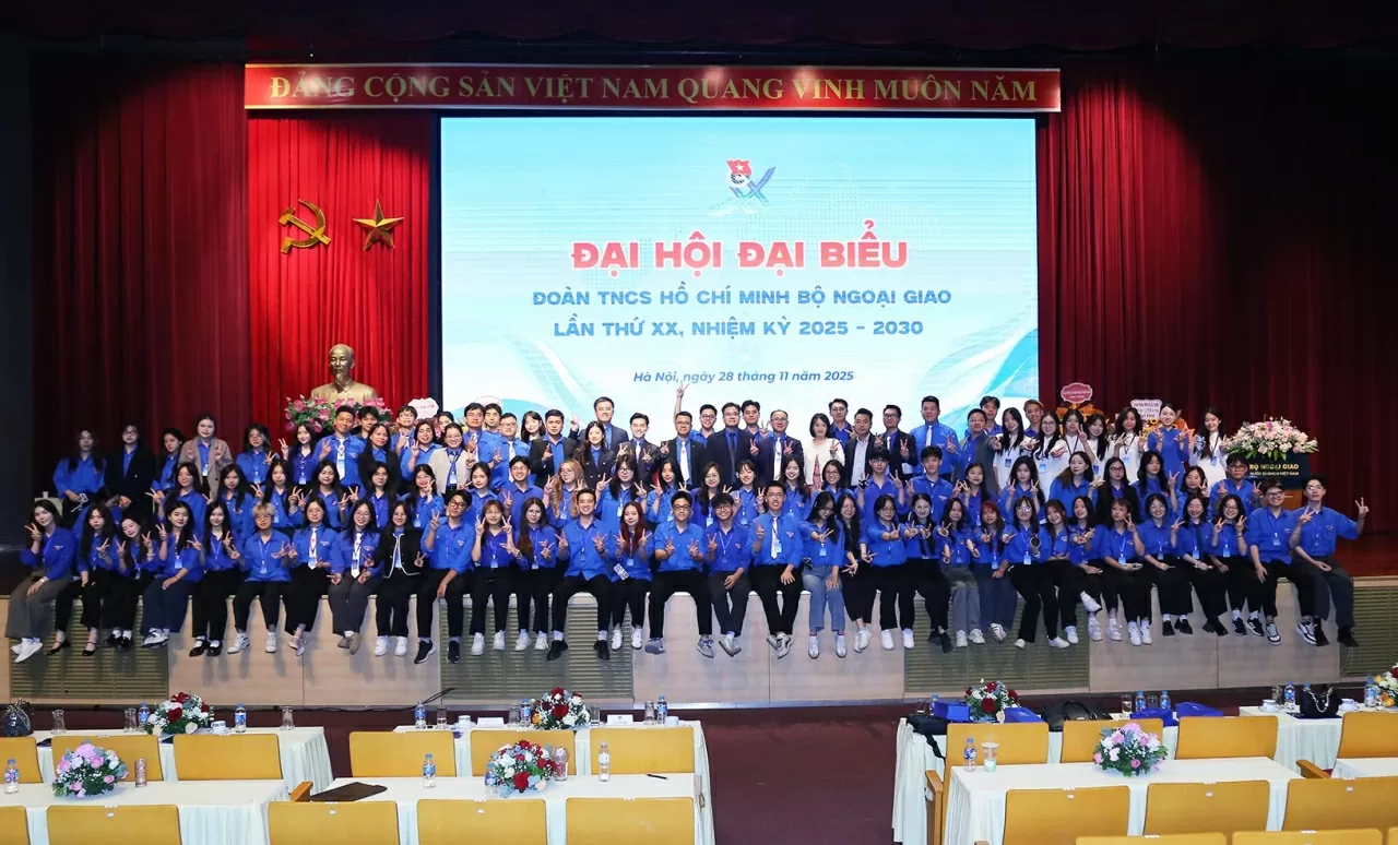 Các đại biểu chụp bức ảnh lưu niệm. (Ảnh: Thành Long)