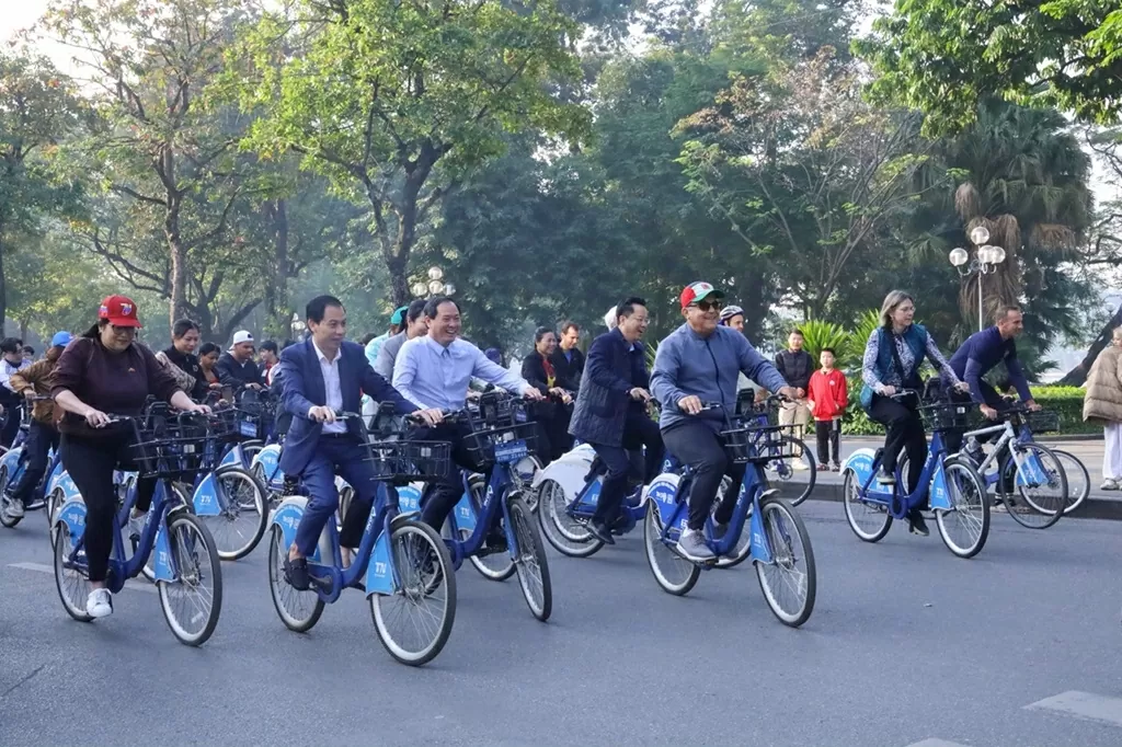 Hơn 300 đại biểu tham gia Hành trình xe đạp hữu nghị vì Hà Nội xanh lần thứ 5
