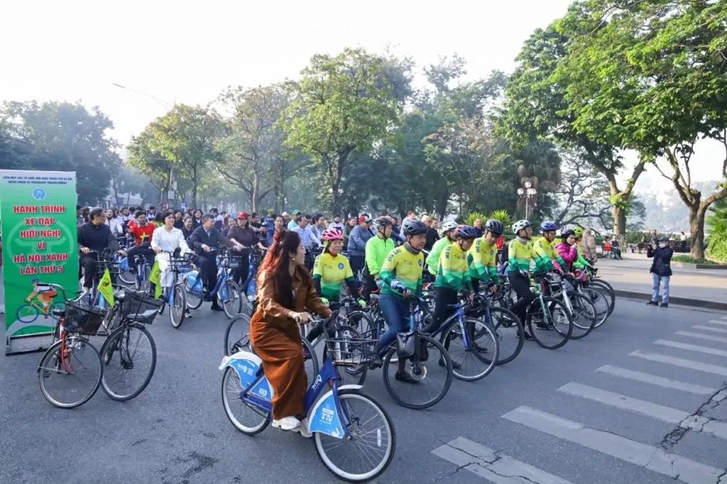 Hơn 300 đại biểu tham gia Hành trình xe đạp hữu nghị vì Hà Nội xanh lần thứ 5