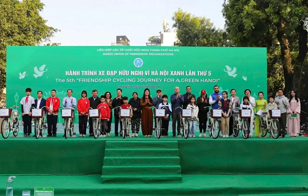 Hơn 300 đại biểu tham gia Hành trình xe đạp hữu nghị vì Hà Nội xanh lần thứ 5