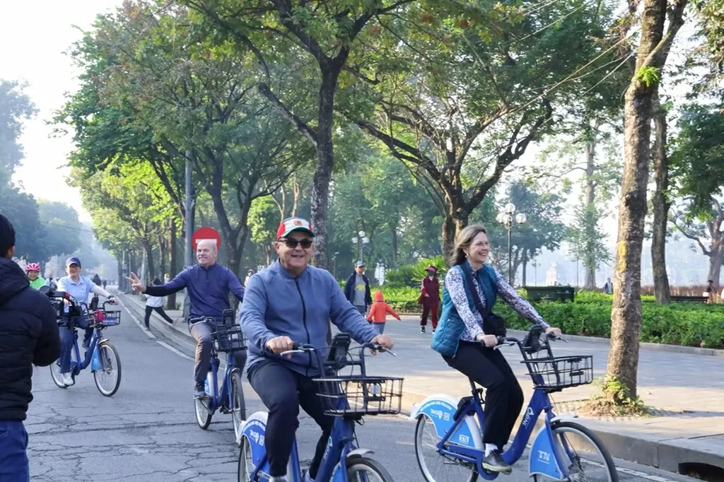 Hơn 300 đại biểu tham gia Hành trình xe đạp hữu nghị vì Hà Nội xanh lần thứ 5