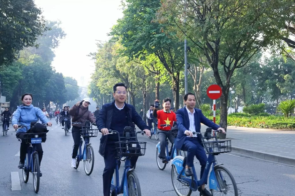 Hơn 300 đại biểu tham gia Hành trình xe đạp hữu nghị vì Hà Nội xanh lần thứ 5