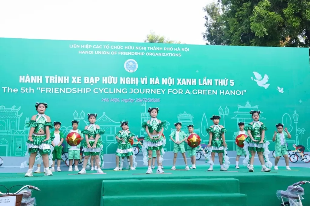 Hơn 300 đại biểu tham gia Hành trình xe đạp hữu nghị vì Hà Nội xanh lần thứ 5