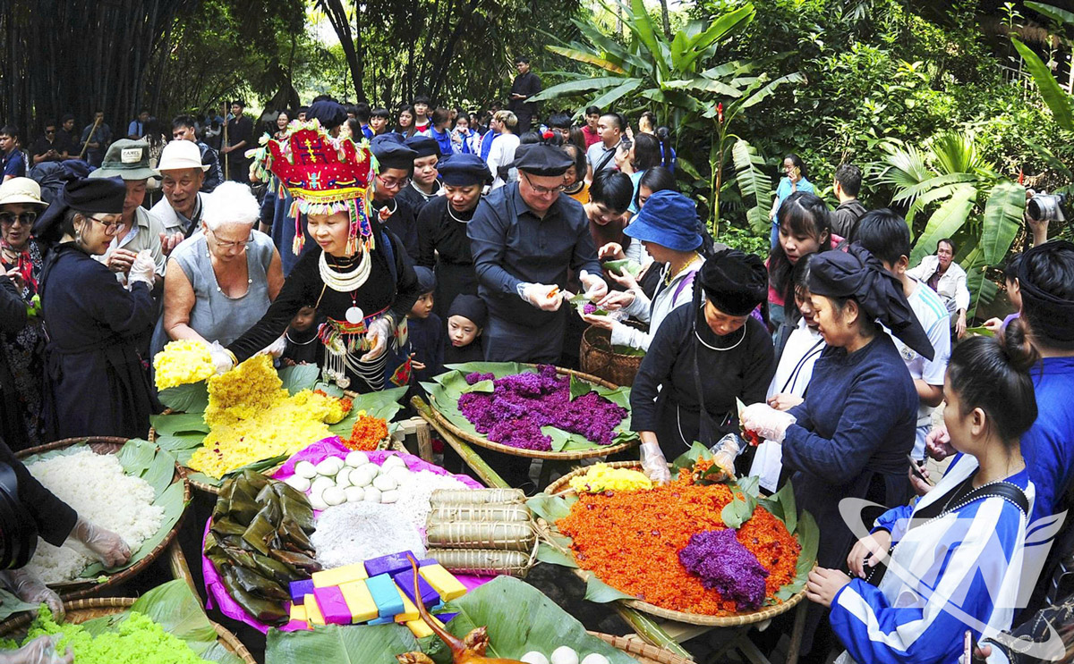Thái Nguyên định vị ẩm thực du lịch xứ trà Trong bức tranh du lịch đang chuyển mình mạnh mẽ của xứ trà Thái Nguyên, ẩm thực nổi lên như một tài nguyên văn hóa đặc sắc. Trong ảnh: Du khách trong và ngoài nước trải nghiệm Lễ hội cơm mới tại Khu bảo tồn Làng nhà sàn dân tộc sinh thái Thái Hải, ở xã Tân Cương. Ảnh: Ngọc Hải