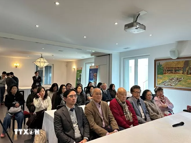 Cộng đồng người Việt tại Thụy Sĩ quyên góp ủng hộ đồng bào miền Trung-Tây Nguyên