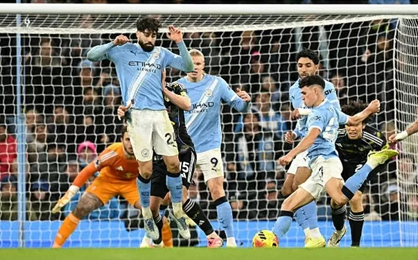 Phil Foden toả sáng với cú đúp.