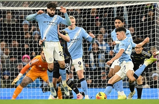 Phil Foden tỏa sáng phút bù giờ, Man City tạm vượt qua Chelsea