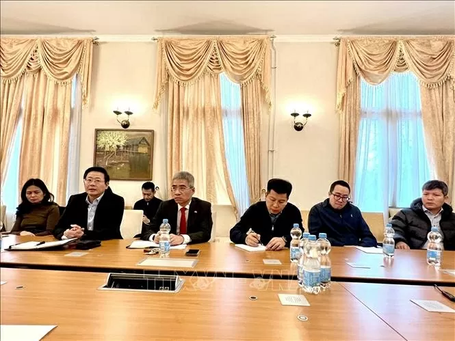 Đại sứ Nguyễn Đắc Thành (thứ ba từ trái) phát biểu tại lễ phát động quyên góp đợt hai ủng hộ đồng bào trong nước bị ảnh hưởng nặng nề bởi lũ lụt. Ảnh: Phương Hoa/PV TTXVN tại Đức Đại sứ Nguyễn Đắc Thành (thứ ba từ trái) phát biểu tại lễ phát động quyên góp đợt hai ủng hộ đồng bào trong nước bị ảnh hưởng nặng nề bởi lũ lụt. Ảnh: Phương Hoa/PV TTXVN tại Đức