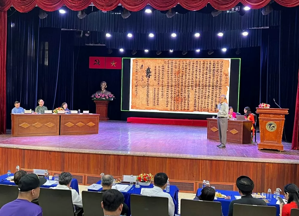 Diễn giả trình bày kết quả nghiên cứu tại tọa đàm. (Ảnh: Thùy Trang) Diễn giả trình bày kết quả nghiên cứu tại tọa đàm. (Ảnh: Thùy Trang)