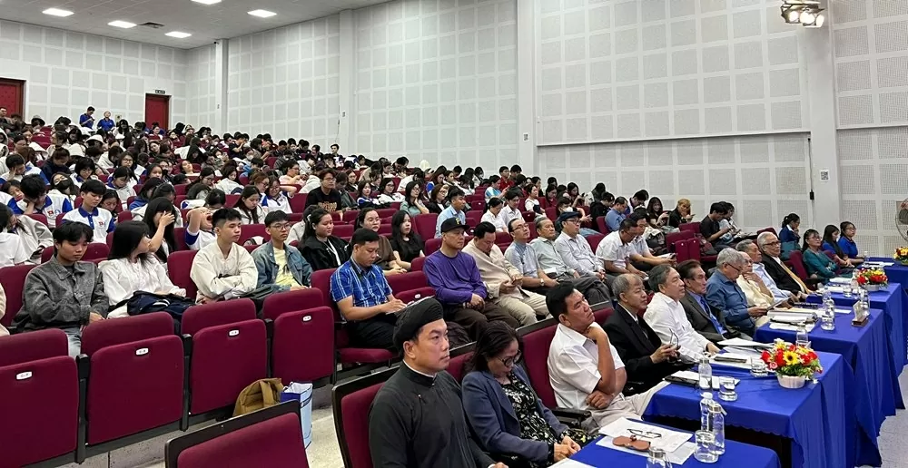 Các chuyên gia và sinh viên quan tâm đến chủ đề về tư liệu cổ trong cộng đồng. (Ảnh: Thùy Trang) Các chuyên gia và sinh viên quan tâm đến chủ đề về tư liệu cổ trong cộng đồng. (Ảnh: Thùy Trang)