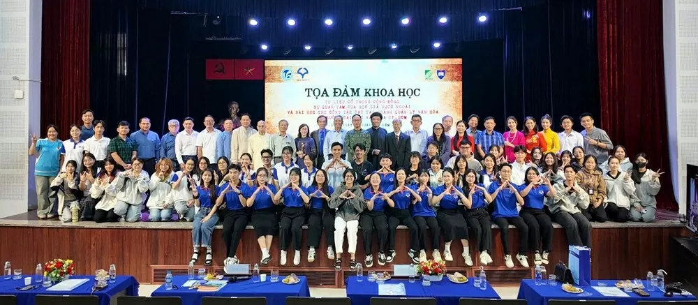 Đại biểu và sinh viên chụp ảnh lưu niệm tại tọa đàm. (Ảnh: Thùy Trang) Đại biểu và sinh viên chụp ảnh lưu niệm tại tọa đàm. (Ảnh: Thùy Trang)