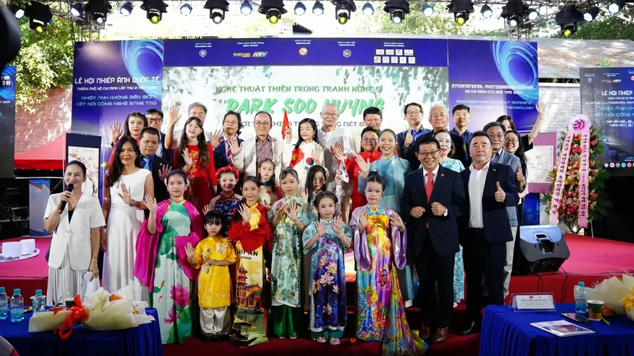 Triển lãm góp phần kết nối 2 nền văn hóa Việt Nam - Hàn Quốc. (Ảnh: Nguyễn Linh)