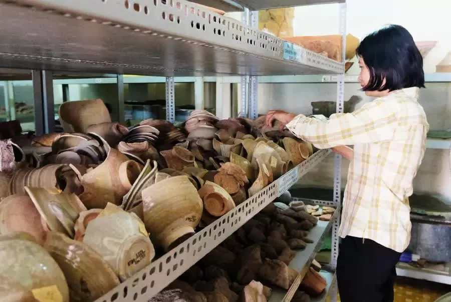 Cán bộ Bảo tàng tỉnh Gia Lai kiểm tra các kho hiện vật sau mưa bão. (Ảnh: Ngọc Nhuận) Cán bộ Bảo tàng tỉnh Gia Lai kiểm tra các kho hiện vật sau mưa bão. (Ảnh: Ngọc Nhuận)