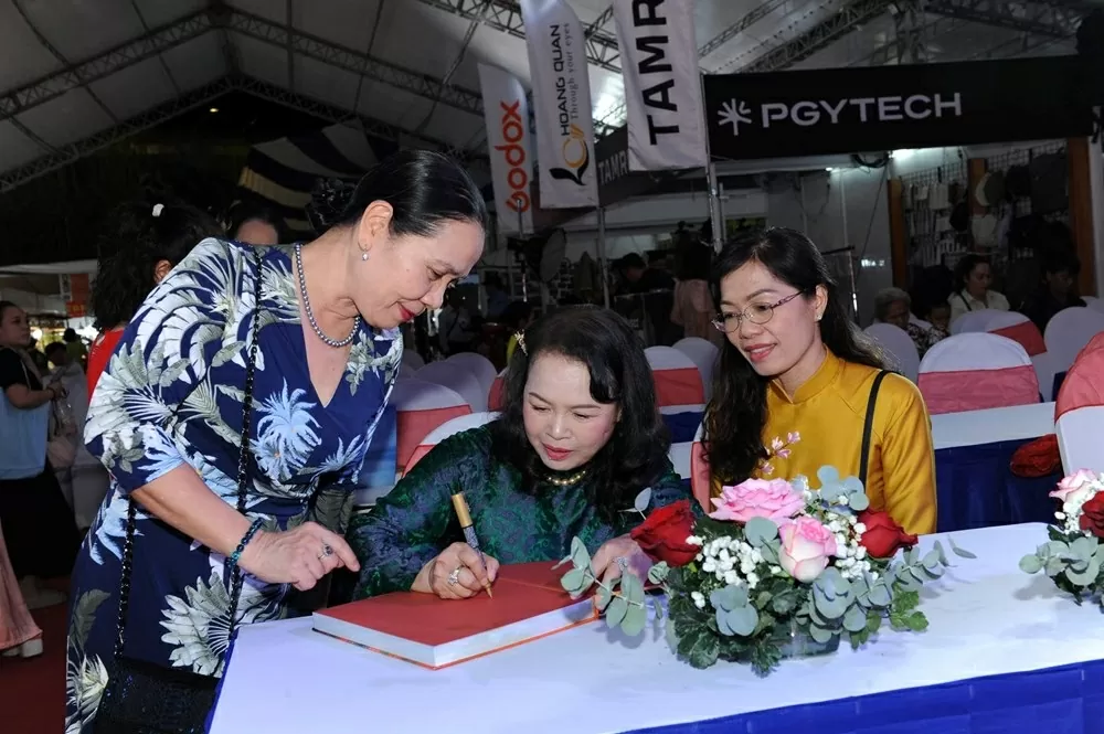 Tác giả ký tặng sách cho bạn bè, khán giả hâm mộ. (Ảnh: BTC) Tác giả ký tặng sách cho bạn bè, khán giả hâm mộ. (Ảnh: BTC)