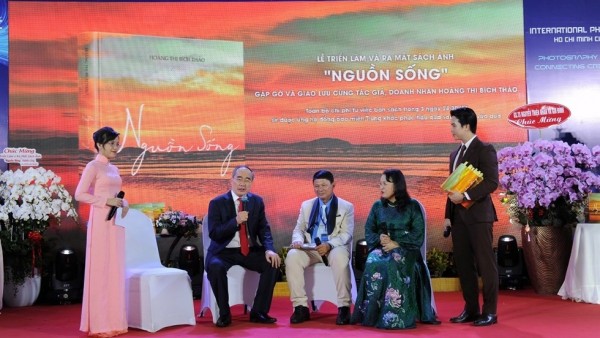 Từ khoảnh khắc 'theo dấu mặt trời' đến hành trình sẻ chia và lan tỏa yêu thương tới đồng bào miền Trung