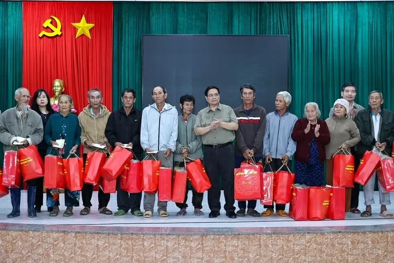 Thủ tướng Phạm Minh Chính động viên, tặng quà hỗ trợ bà con nhân dân thôn Phú Hữu, xã Hòa Thịnh - Ảnh: VGP/Nhật Bắc