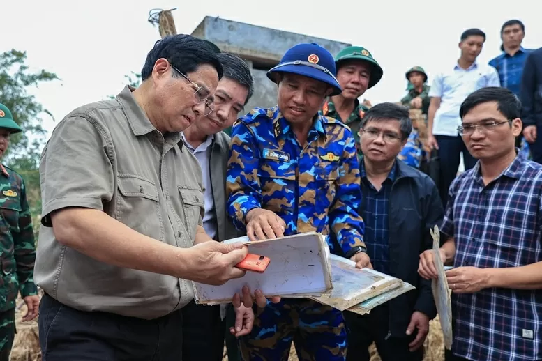 Thủ tướng xúc động xem những vật dụng của người dân còn sót lại sau lũ lụt - Ảnh: VGP/Nhật Bắc