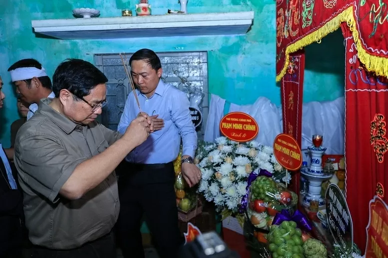 Thủ tướng Phạm Minh Chính thắp hương tưởng nhớ người đã khuất trong đợt mưa lũ lịch sử - Ảnh: VGP/Nhật Bắc